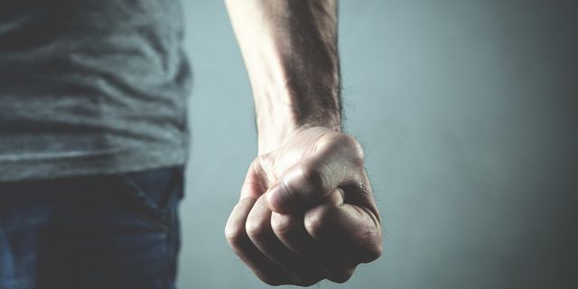 Θεσσαλονίκη: Επιτέθηκε στην οικογένειά του με σπασμένο γυαλί επειδή έκαναν ευχέλαιο στο σπίτι