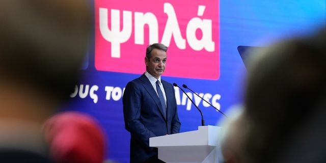 Δύο “φαντάσματα” κυνηγούν τον Μητσοτάκη: Του 2003 και του Τσίπρα…