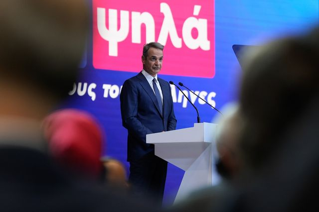 Δύο “φαντάσματα” κυνηγούν τον Μητσοτάκη: Του 2003 και του Τσίπρα…
