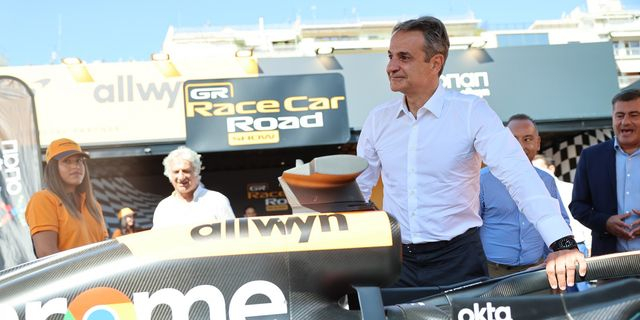 Περιοδεία Μητσοτάκη στα περίπτερα της ΔΕΘ: Η Formula 1, η μπίρα και η φανέλα της Εθνικής