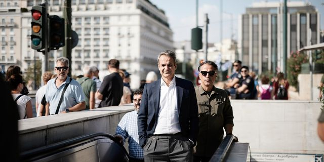 Ο Μητσοτάκης επισκέφθηκε τον σταθμό του Μετρό στο Σύνταγμα
