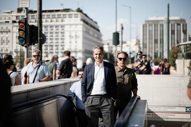 Ο Μητσοτάκης επισκέφθηκε τον σταθμό του Μετρό στο Σύνταγμα