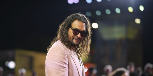 Τζέισον Μομόα: Κέντρισε τα βλέμματα με ροζ Birkenstock και ασορτί νύχια στο κόκκινο χαλί