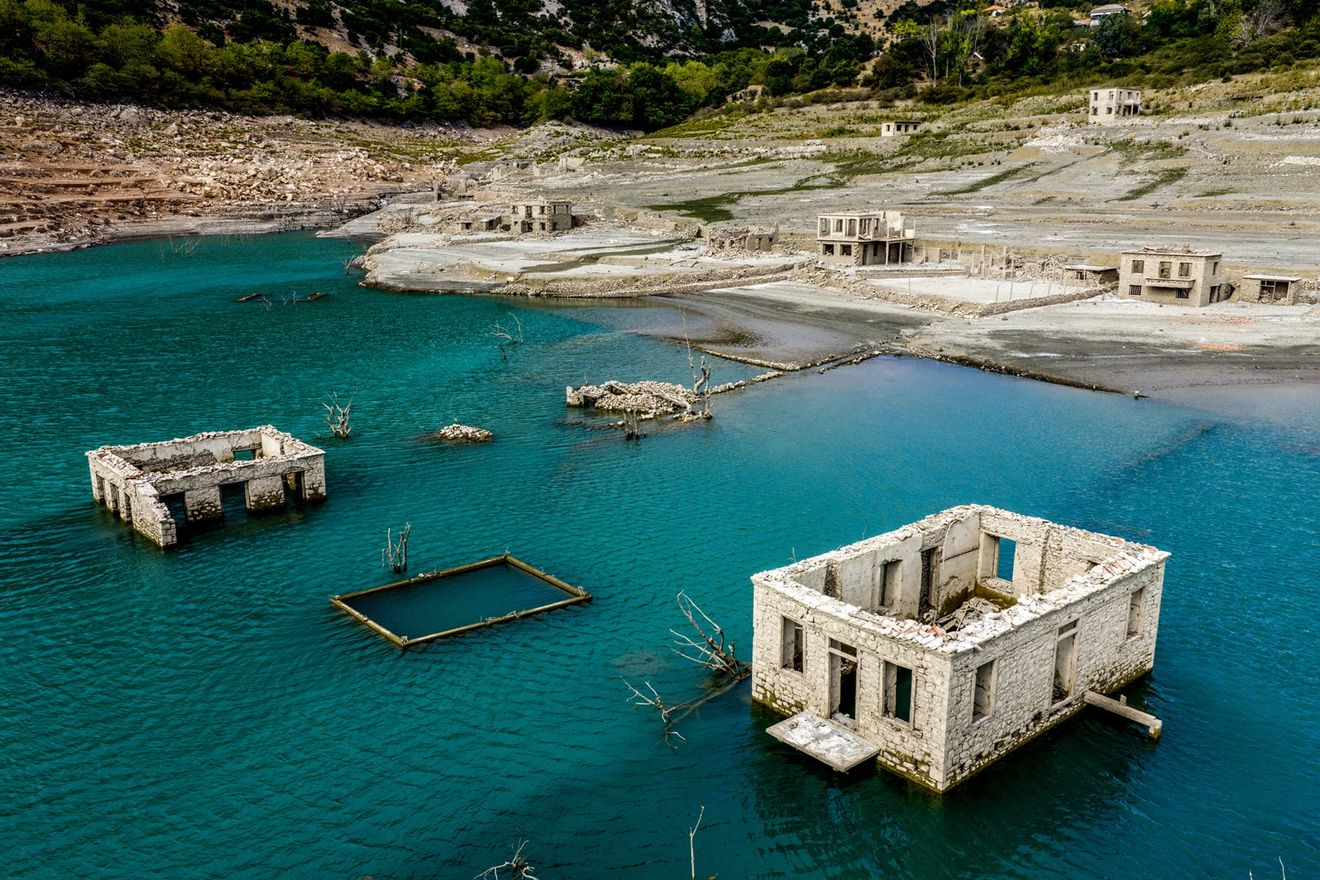 Η υποχώρηση του Μόρνου αποκάλυψε το βυθισμένο χωριό Κάλλιο – Συναγερμός για την λειψυδρία