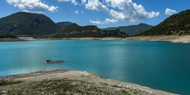 Στιγμιότυπο από την τεχνητή λίμνη του Μόρνου