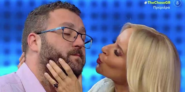 The Chase: Η Μπεκατώρου φίλησε διαγωνιζόμενο και αυτός… τα είδε όλα!