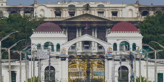 Το Singha Durbar, η έδρα υπουργείων και γραφείων της κυβέρνησης του Νεπάλ βανδαλισμένο, Κατμαντού, Νεπάλ, Τετάρτη 10 Σεπτεμβρίου