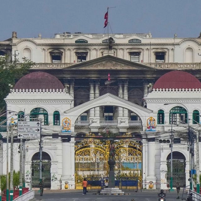 Το Singha Durbar, η έδρα υπουργείων και γραφείων της κυβέρνησης του Νεπάλ βανδαλισμένο, Κατμαντού, Νεπάλ, Τετάρτη 10 Σεπτεμβρίου
