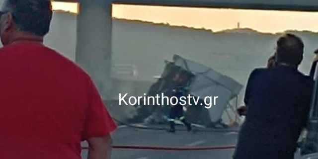 Μέγαρα: Νταλίκα ανατράπηκε και πήρε φωτιά στην ΕΟ Αθηνών-Κορίνθου – Βίντεο
