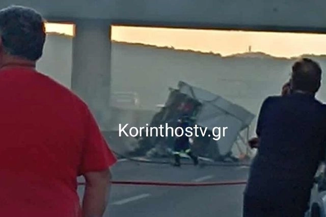 Μέγαρα: Νταλίκα ανατράπηκε και πήρε φωτιά στην ΕΟ Αθηνών-Κορίνθου – Βίντεο