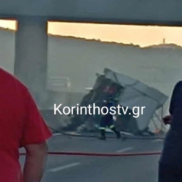 Μέγαρα: Νταλίκα ανατράπηκε και πήρε φωτιά στην ΕΟ Αθηνών-Κορίνθου – Βίντεο