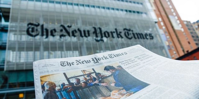 Το κτήριο και η εφημερίδα των New York Times