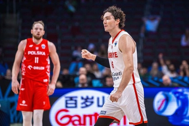 EuroBasket 2025: Τραυματίστηκε ο Όσμαν, αποχώρησε υποβασταζόμενος για τα αποδυτήρια
