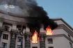 Στη φωτογραφία που δόθηκε από την Ουκρανική Υπηρεσία Έκτακτης Ανάγκης, καπνός υψώνεται από φωτιά στο κτίριο του Υπουργικού Συμβουλίου έπειτα από ρωσικό πλήγμα στο Κίεβο