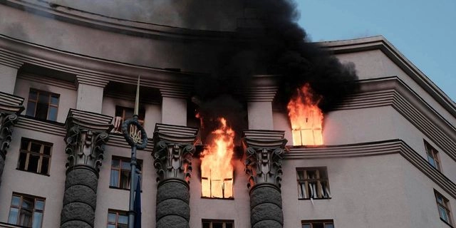 Στη φωτογραφία που δόθηκε από την Ουκρανική Υπηρεσία Έκτακτης Ανάγκης, καπνός υψώνεται από φωτιά στο κτίριο του Υπουργικού Συμβουλίου έπειτα από ρωσικό πλήγμα στο Κίεβο