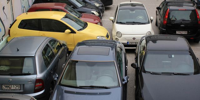 Οι λύσεις για την κόλαση του πάρκινγκ στην Αθήνα και τα λεφτά που υπάρχουν