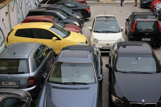 Οι λύσεις για την κόλαση του πάρκινγκ στην Αθήνα και τα λεφτά που υπάρχουν