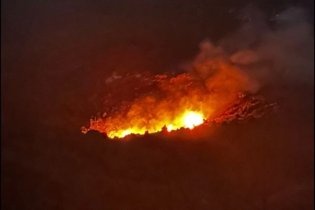 Υπό μερικό έλεγχο η πυρκαγιά σε δασική έκταση στην Πάρνηθα