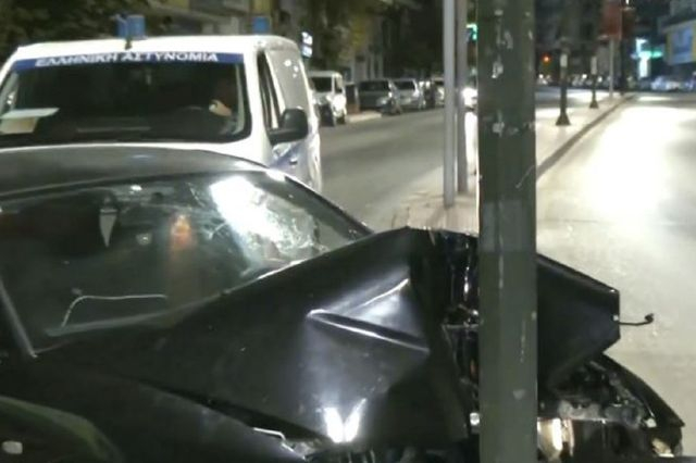 Τροχαίο στα Κάτω Πατήσια: ΙΧ έπεσε σε κολώνα – Στο νοσοκομείο μια γυναίκα