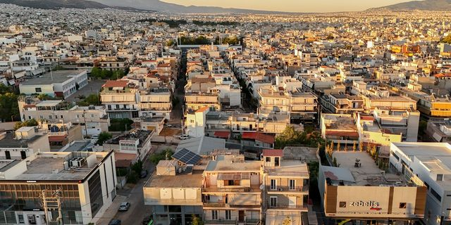 Συνεχίζεται η άνοδος στις αξίες των ακινήτων στα Δυτικά Προάστια της Αθήνας – Πώς επηρεάζονται τα ενοίκια