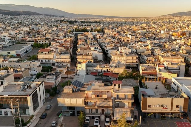 Συνεχίζεται η άνοδος στις αξίες των ακινήτων στα Δυτικά Προάστια της Αθήνας – Πώς επηρεάζονται τα ενοίκια