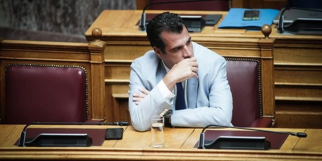 Ο Πλεύρης ζήλεψε τον Τραμπ – Καταργεί τον όρο “παράτυπη μετανάστευση”