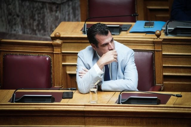 Ο Πλεύρης ζήλεψε τον Τραμπ – Καταργεί τον όρο “παράτυπη μετανάστευση”