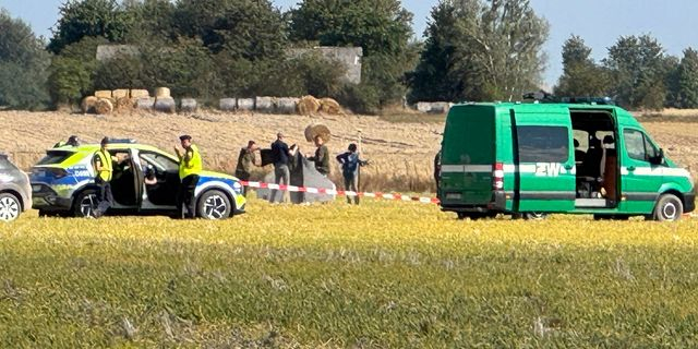 Σε αυτή την εικόνα από βίντεο μέλη των δυνάμεων ασφαλείας ασφαλίζουν τμήματα ενός κατεστραμμένου αντικειμένου που καταρρίφθηκε από τις πολωνικές αρχές