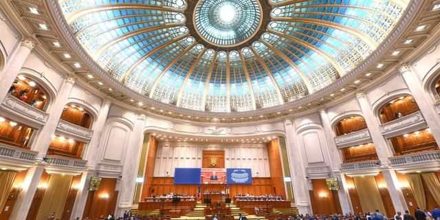 Ρουμανία: Η κυβέρνηση επέζησε από τέσσερις προτάσεις δυσπιστίας