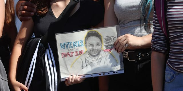 Παιδιά δύο σχολείων της Αθήνας επισκέφθηκαν τον Πάνο Ρούτσι στο Σύνταγμα