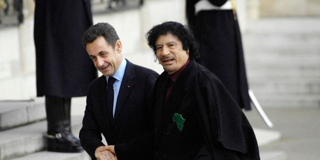 Ο Νικολά Σαρκοζί με τον Καντάφι