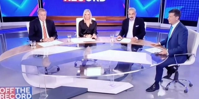 Βίντεο: Η στιγμή του σεισμού στον τηλεοπτικό αέρα της ΕΡΤ – “Δεν σταματάει”