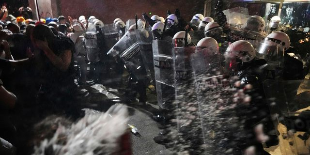 Σερβία: Χιλιάδες διαδηλωτές ξανά στους δρόμους – Σκληρή καταστολή