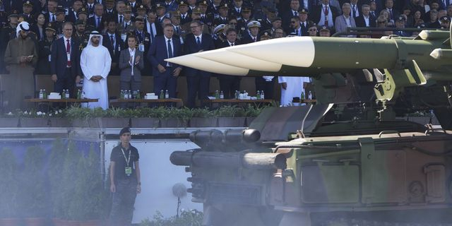 Σερβία: Μεγαλειώδης στρατιωτική παρέλαση με φόντο τις φοιτητικές διαδηλώσεις