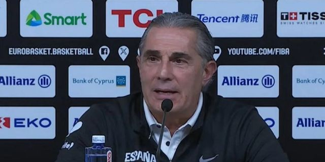 Χειροκρότημα στον Σκαριόλο μετά την τελευταία συνέντευξη Τύπου με την Εθνική Ισπανίας