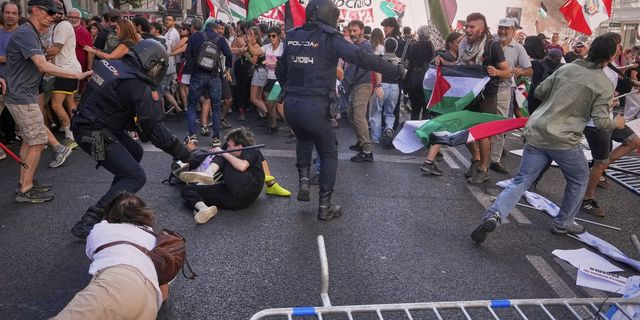 Ισπανία: Μαζική διαδήλωση υπέρ της Παλαιστίνης ματαίωσε το τελευταίο κομμάτι του ποδηλατικού γύρου