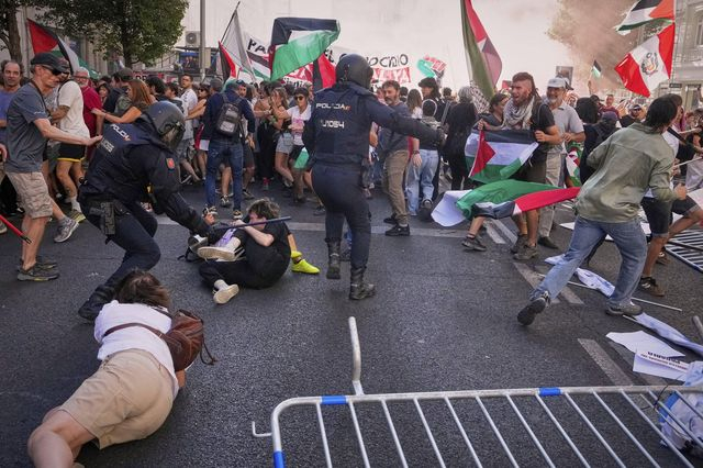 Ισπανία: Μαζική διαδήλωση υπέρ της Παλαιστίνης ματαίωσε το τελευταίο κομμάτι του ποδηλατικού γύρου