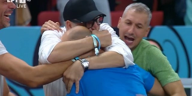 EuroBasket 2025: Διαμαντίδης, Τσαρτσαρής και Παπαλουκάς μπούκαραν στο παρκέ για να πανηγυρίσουν με τον Σπανούλη