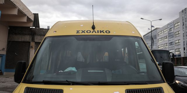 Τροχαίο με άδειο σχολικό στη Συγγρού
