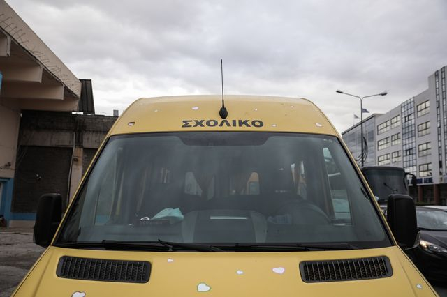 Τροχαίο με άδειο σχολικό στη Συγγρού