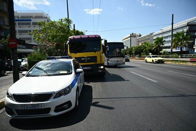 Σύγκρουση λεωφορείου με γερανό στη λεωφόρο Συγγρού