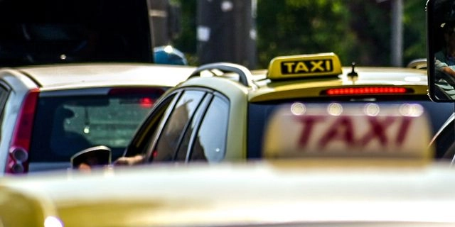 Οδηγός ταξί απείλησε με μαχαίρι συνάδελφό του στο Ελευθέριος Βενιζέλος