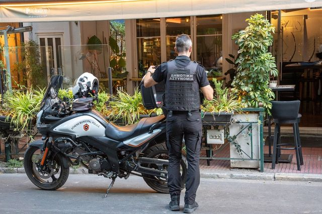 Δήμος Αθηναίων: Λουκέτο σε 38 καταστήματα για παράνομα τραπεζοκαθίσματα
