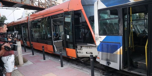 Τροχαίο στον Πειραιά: Λεωφορείο συγκρούστηκε με τραμ – 30 ελαφρά τραυματίες