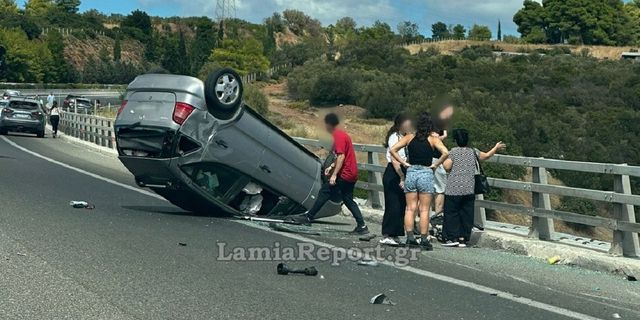 Αυτοκίνητο ανετράπη στην Αθηνών Λαμίας – Σώοι οι επιβάτες