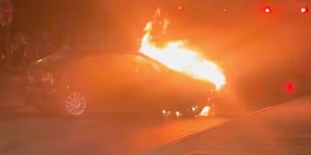 Οδηγός “καρφώθηκε” σε βιτρίνα – Στις φλόγες το αυτοκίνητο