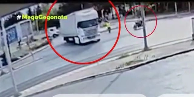Βίντεο: Η στιγμή της θανατηφόρας σύγκρουσης της μηχανής με νταλίκα στη Θεσσαλονίκη