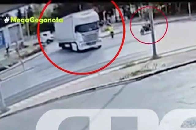 Βίντεο: Η στιγμή της θανατηφόρας σύγκρουσης της μηχανής με νταλίκα στη Θεσσαλονίκη
