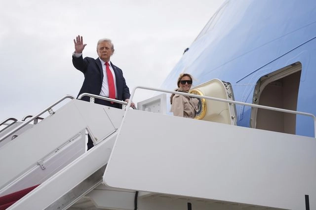 Ο Ντόναλντ Τραμπ και η Μελάνια στο Air Force One