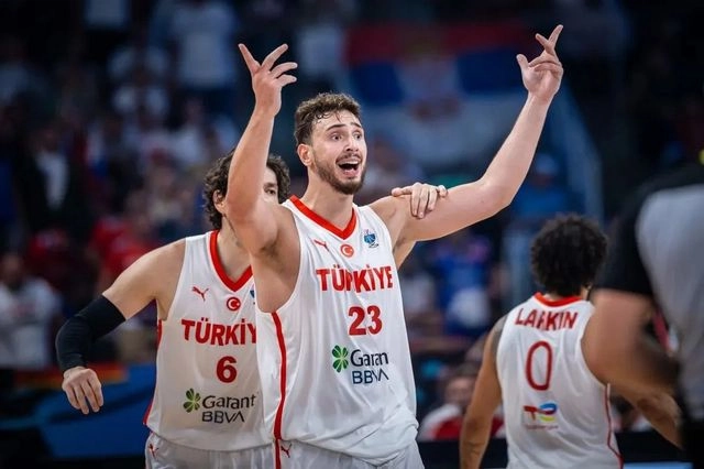Τουρκία – Σερβία 95-90: Ο Σενγκούν υπέγραψε τη ματσάρα και η ομάδα του Αταμάν πήρε την πρωτιά